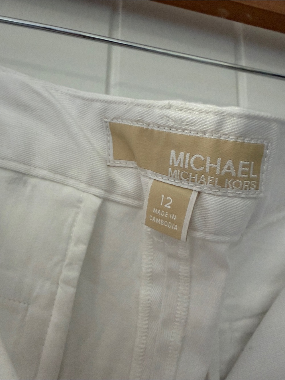 Michael Kors White Tailored Cotton-Blend Shorts - Picture 2 of 3